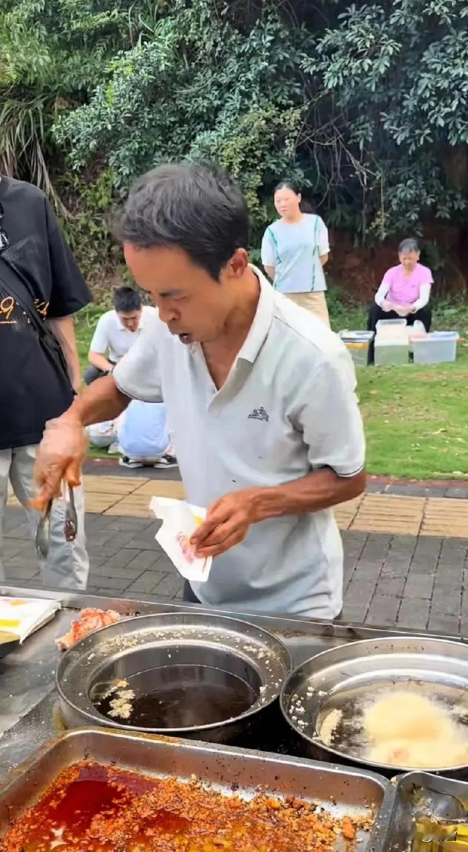 网上说“鸡排哥”半月塌房，是不是有些可惜，只能说初心难守呀!他以新鲜食材