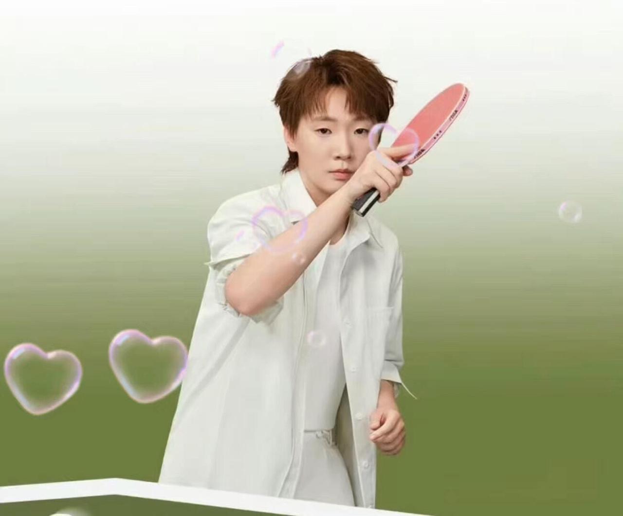 王曼昱好娇小的一个，女汉子的另一面！白色素衣服，很好看，超级喜欢的青春感觉，王