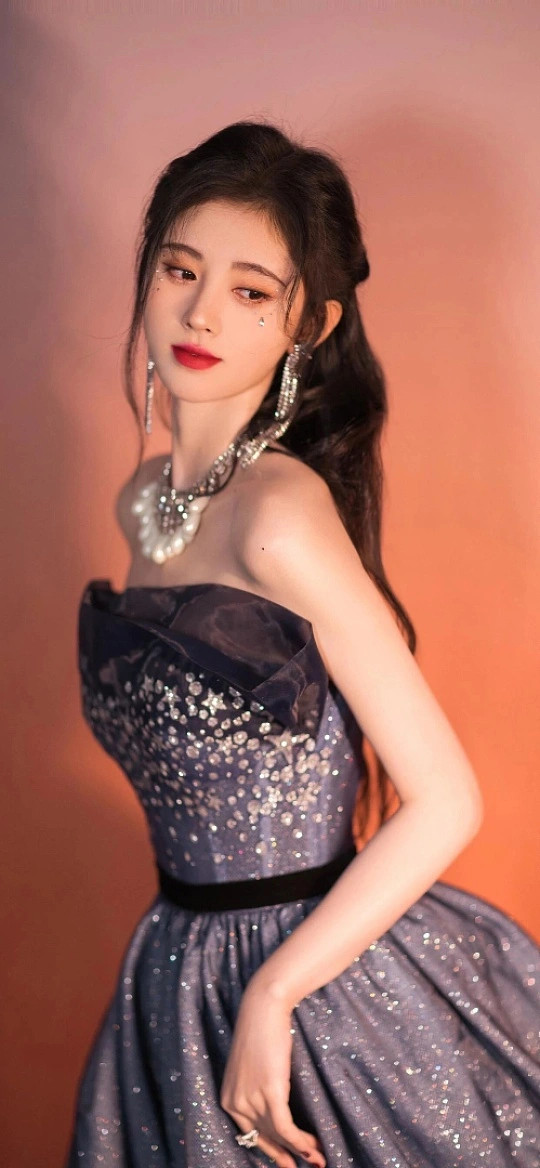 鞠婧祎给穿人偶服的工作人员吹风鞠婧祎真的把温柔刻进骨子里。候场时拿到小风扇，第一