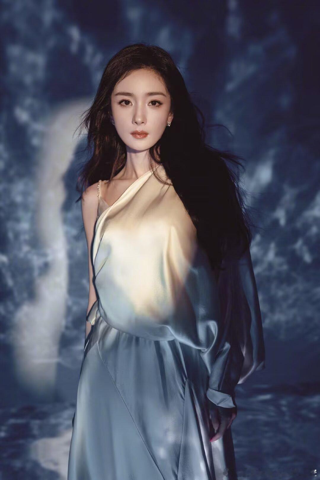 杨幂🦊杨幂公牛品牌全球代言人我曾经以为把不完整的东西拼凑起来他们就可以完