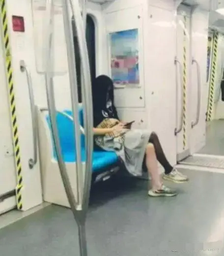 姑娘，你是早上上班，出门太匆忙了吧？