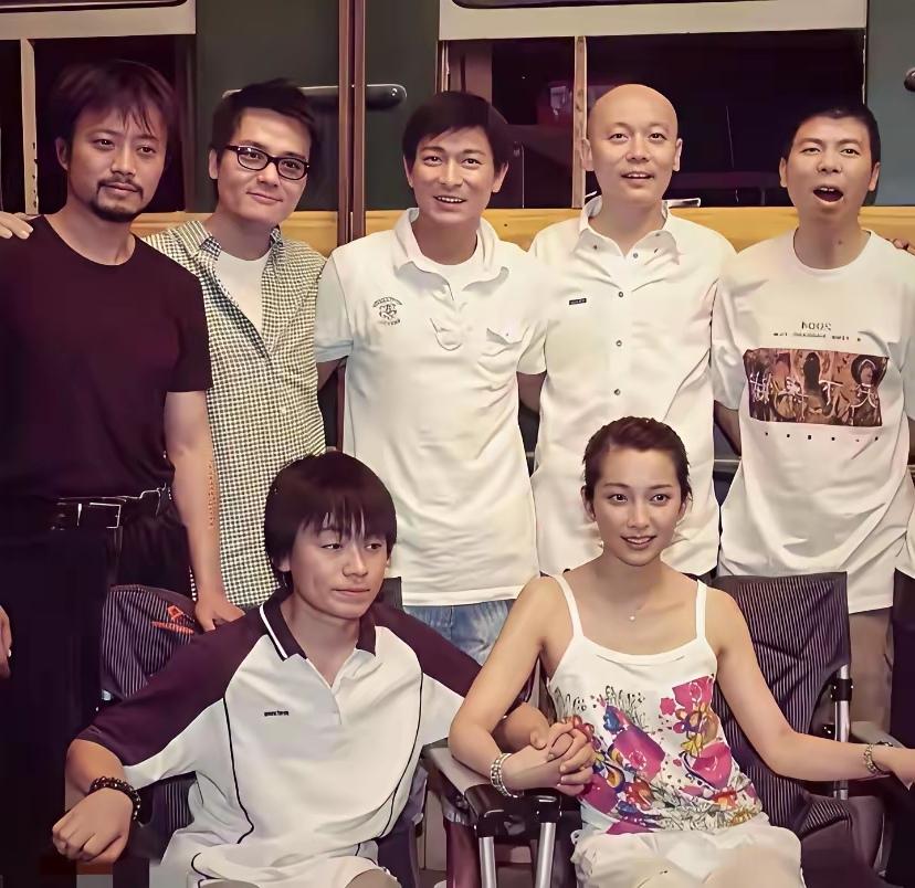 这7个演员你认识几个？冯小刚的上衣上写着