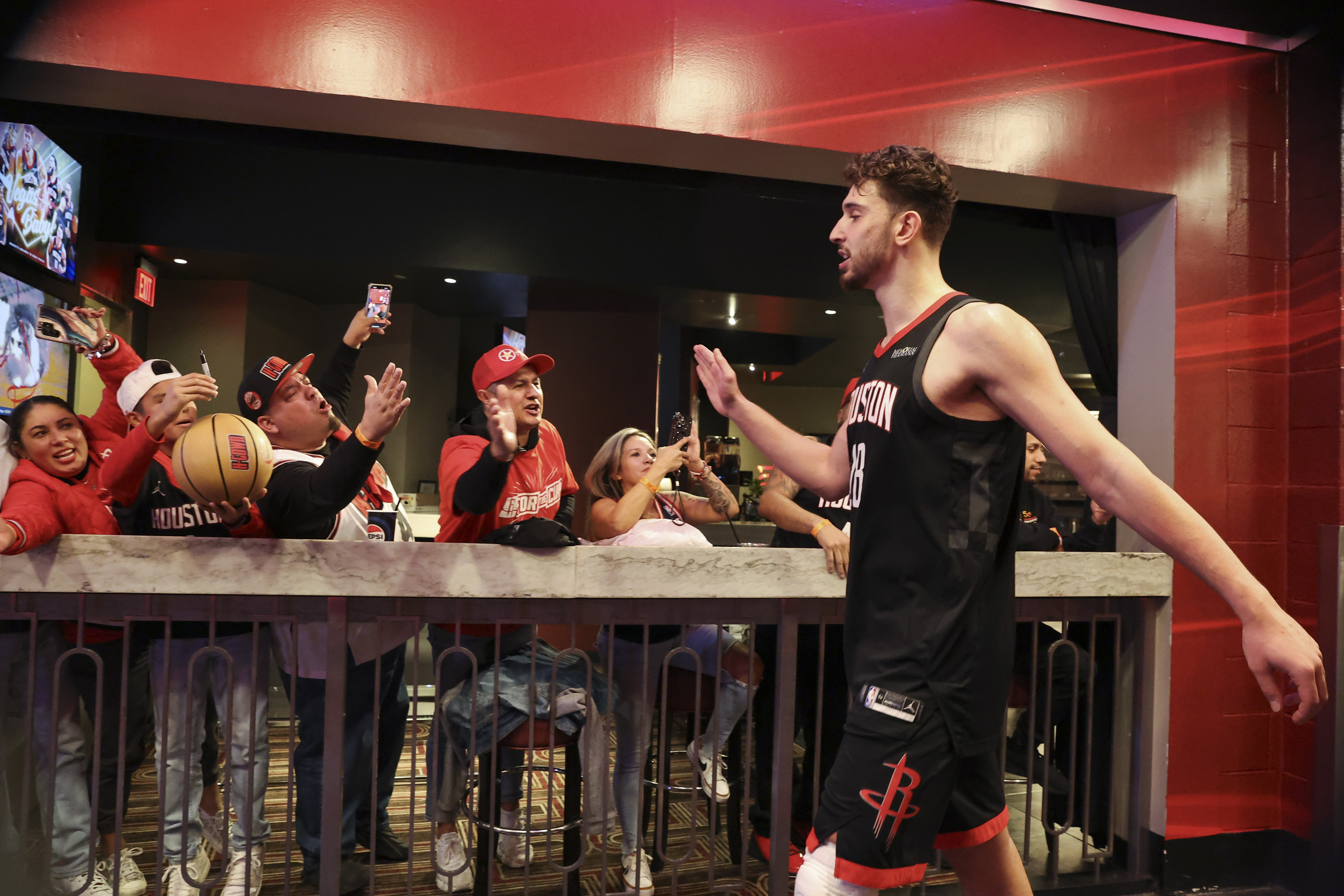 火箭队的首发中锋真的该换人了。本场比赛对阵老鹰队，火箭队虽然轻松获胜，但是唯一美