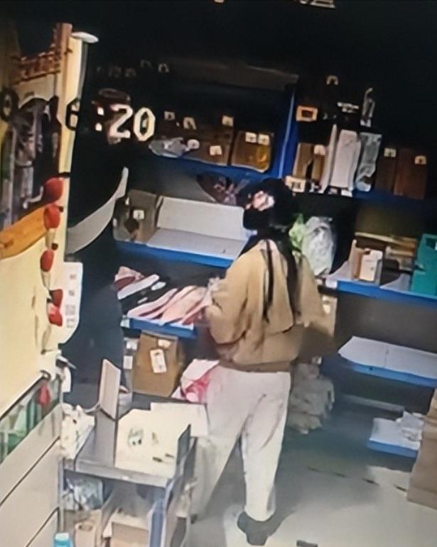 白嫖1260元包后续：受害商家不止一个，誓要送监狱，小区传开社死！网购收