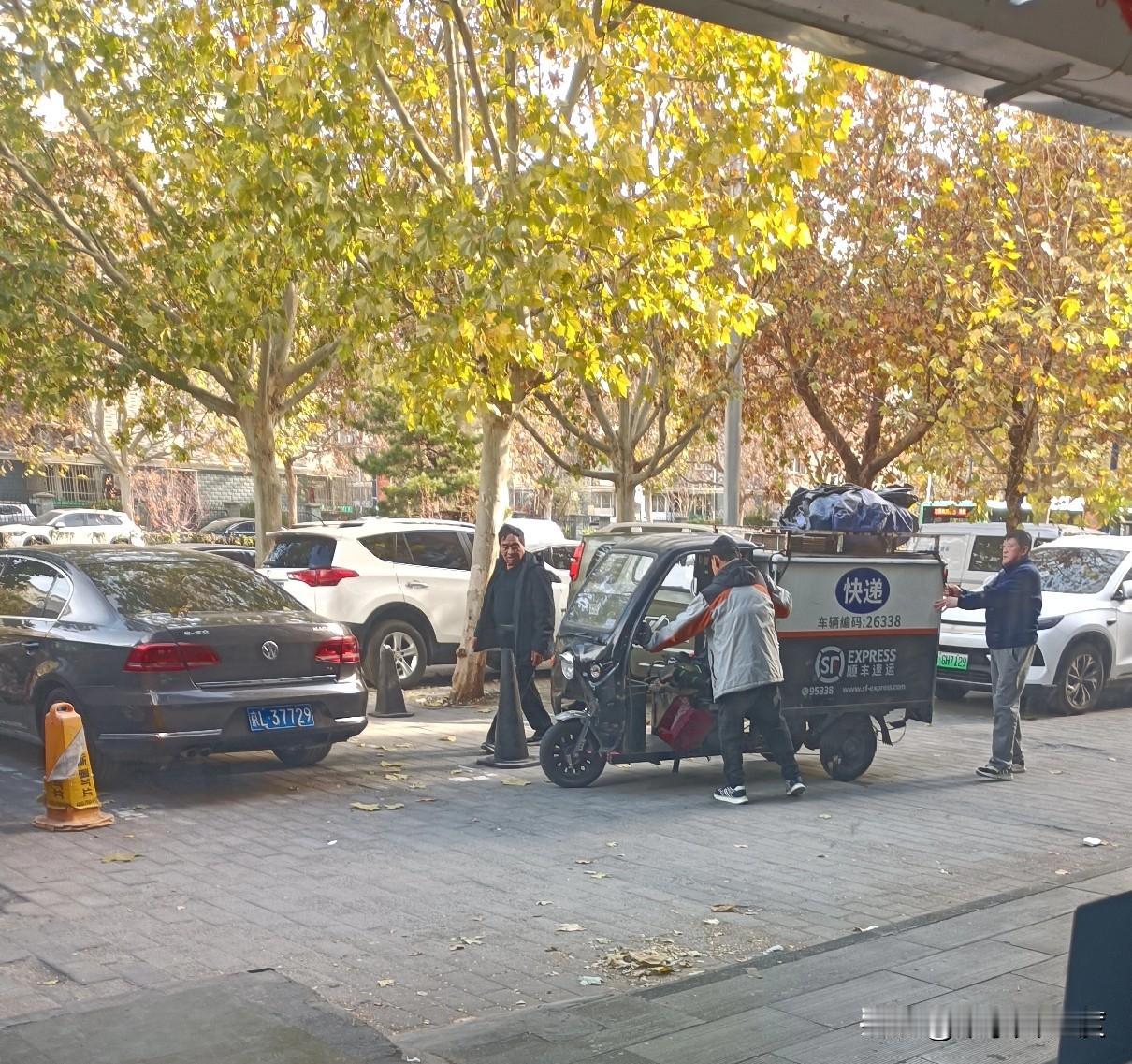 北京大爷撞了车就跑昨天四名北京大爷去吃饺子喝酒，接近六十多的人了开一辆宝马✘3