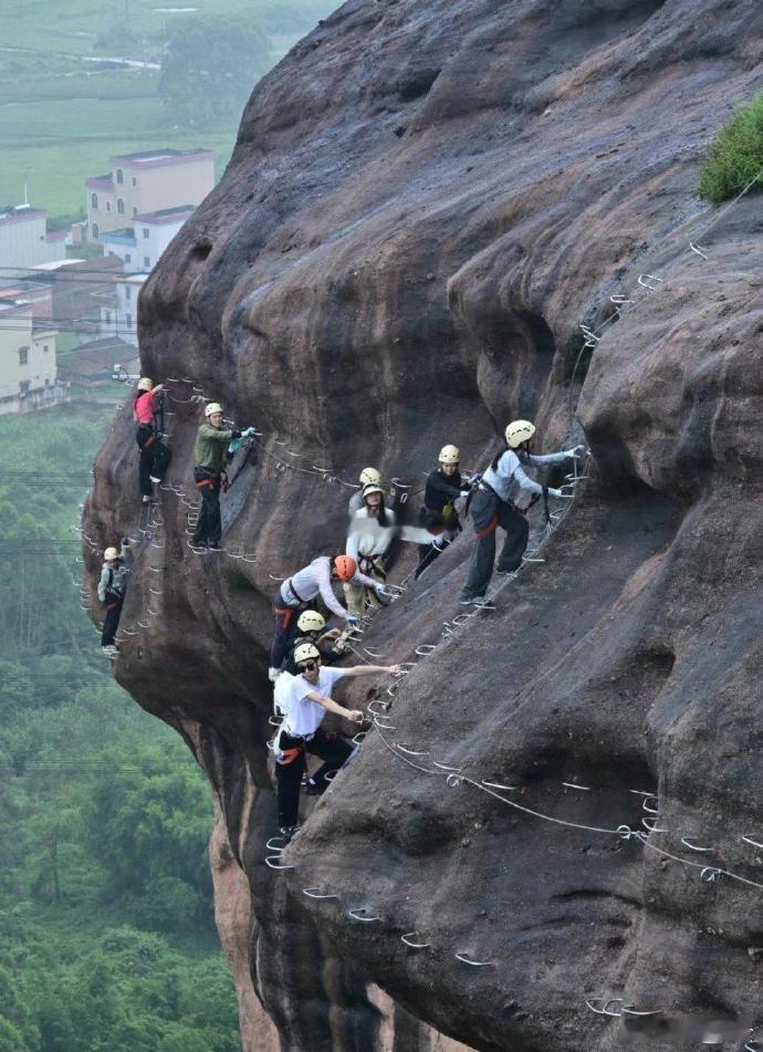 光看一个远景图就好恐惧，这些攀岩运动果然需要胆子大才行