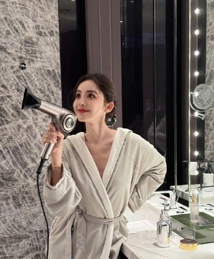 娜扎真美！无需华丽服饰和背景，穿睡衣拿吹风机，随手一拍就是大片，皮肤白皙，模样精