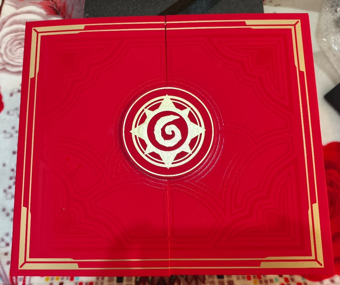 炉石传说感谢官方送的炉石新春礼盒，总共有三层，一个特色炉石台历，一个冰箱贴、一