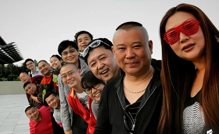 20年了，德云社一张合影炸出泪目！第二句：原来王惠那时就拎着包管账，于谦的发