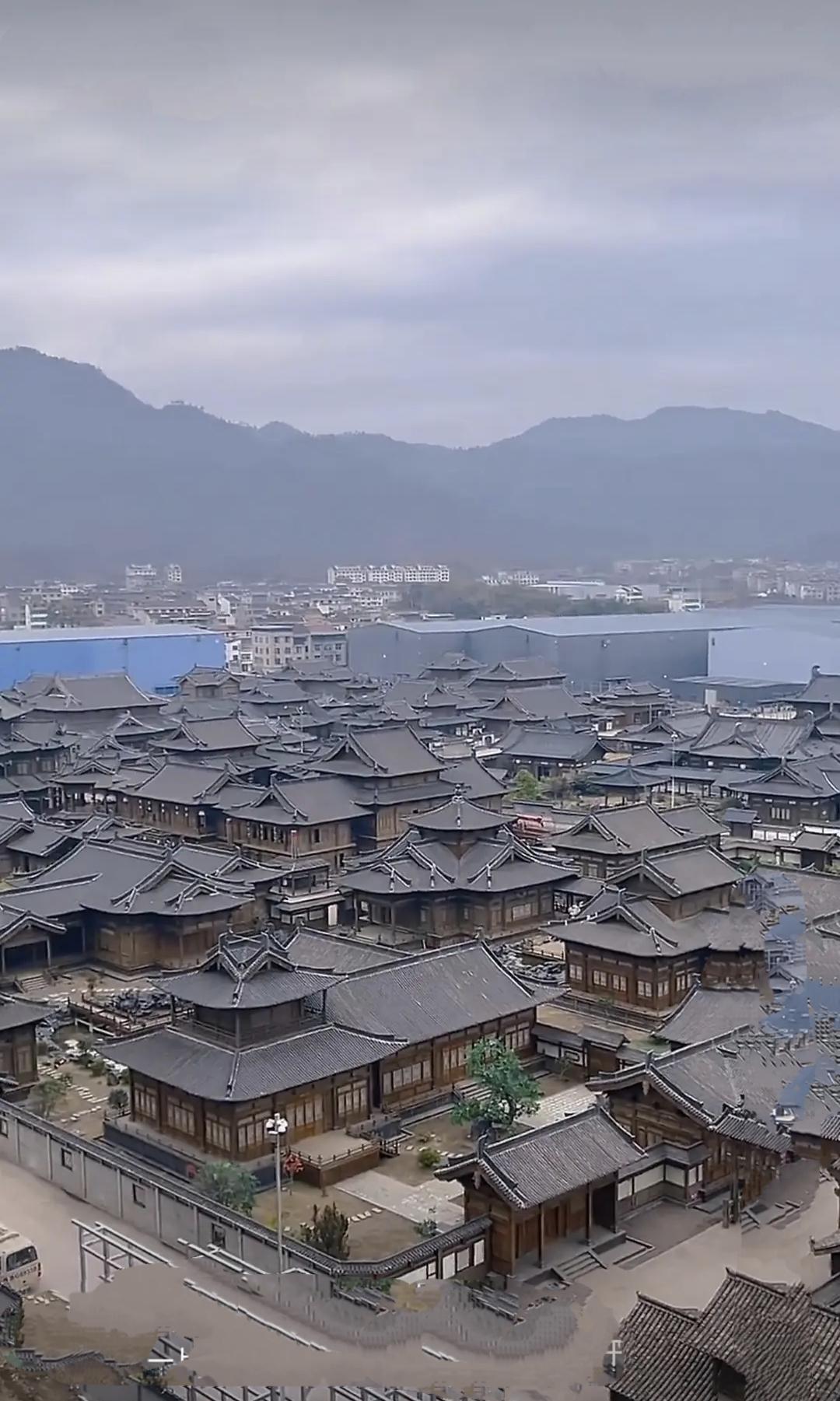 横店影视城形势不好，受经济大环境影响，加上Ai做的短剧挺好的，冲击是明显的，存在