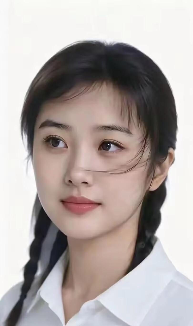 一位长相清秀的女大学生去上海面试。面试官问她：“100个口是什么字？”女生马上回