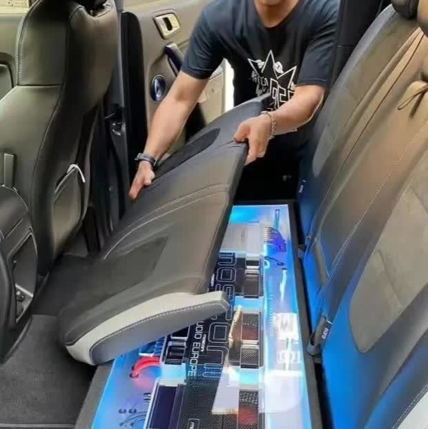 这个是啥？为什么放在后座下面？