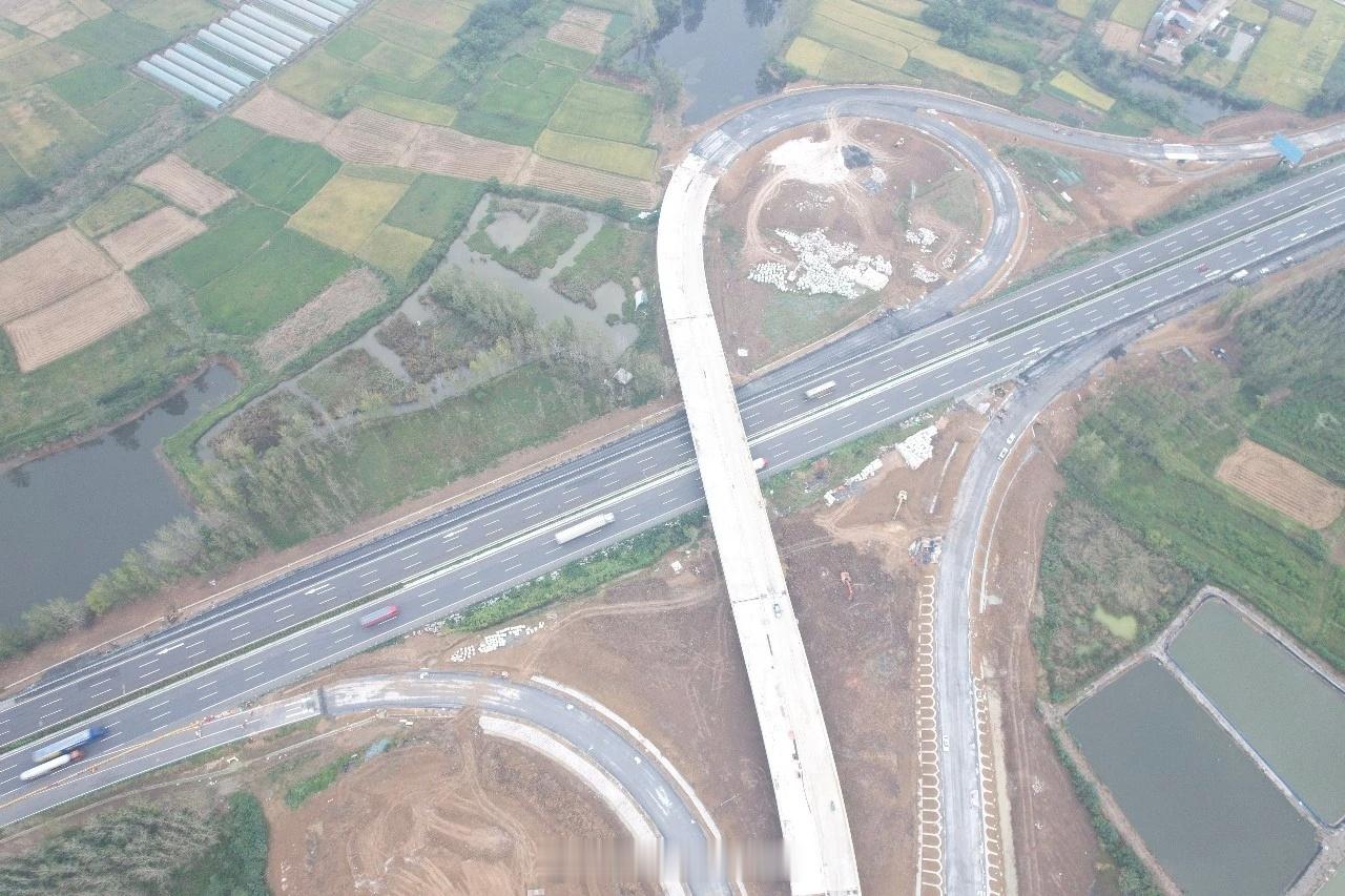 建工建投集团G4001合肥绕城高速“桥头集路互通立交”项目现场热火朝天、全速推进。各工序压茬衔接、多