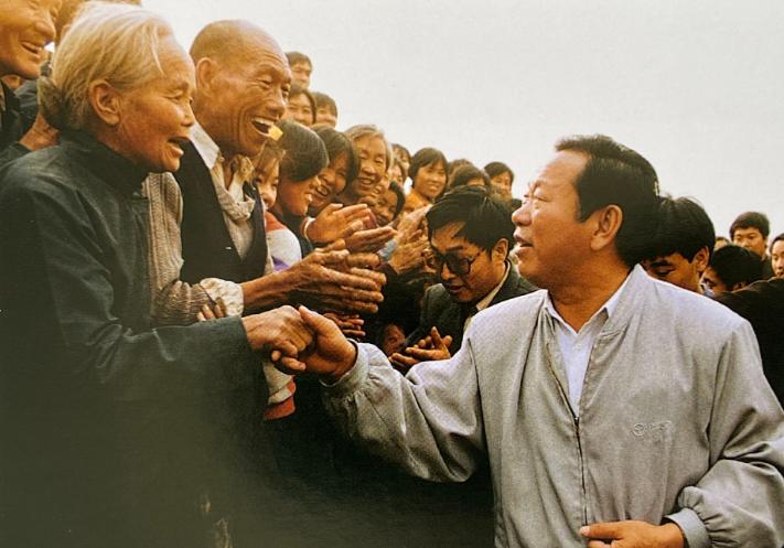 上世纪九十年代，山西省委书记胡富国和省公路建设工程沿线村民在一起亲切交流，个个面