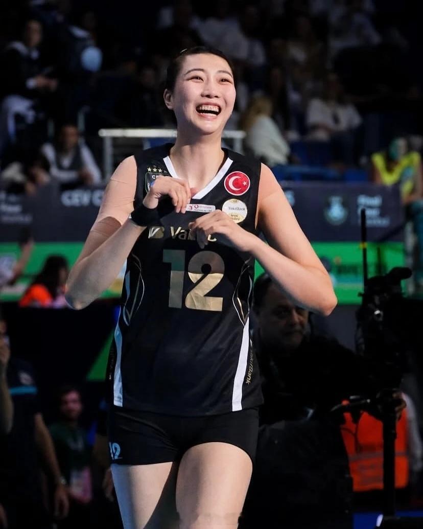 和颜妮同龄的艾达，续约费内巴切到2028年，剑指洛杉矶奥运会；和袁心玥同龄的达内