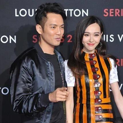 一次活动，主持人问钟汉良：“唐嫣那么漂亮，你和唐嫣拍了这么多场的吻戏，就没有心动