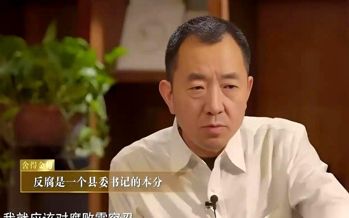 一家三口，整整齐齐，从自己开的公益基金会里领工资。而且是每年大几十万那种。这