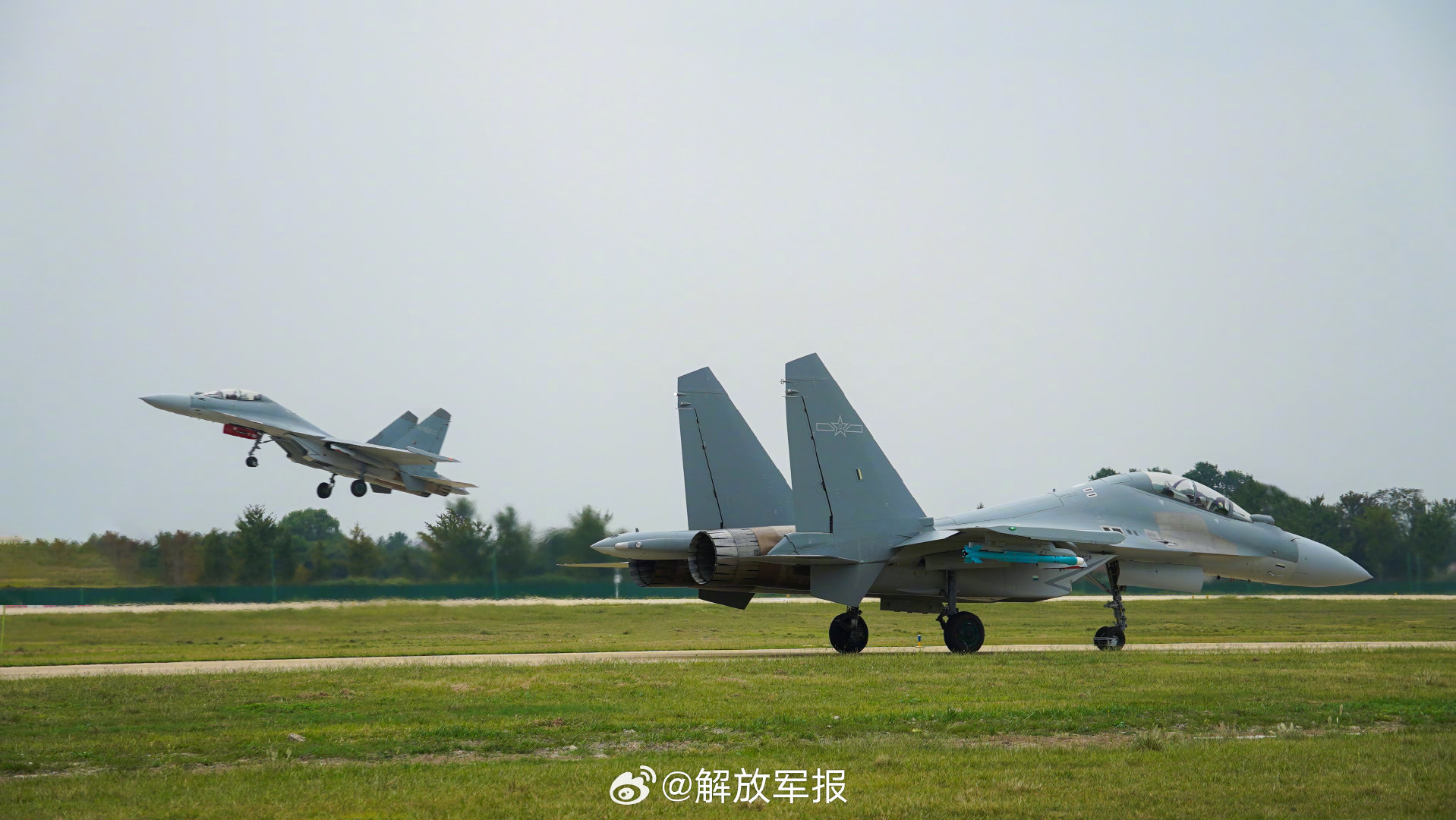 【收藏！#歼16战机训练图上新#】近日，东部战区空军航空兵某部组织飞行训练，不断提高飞行员技战术水平