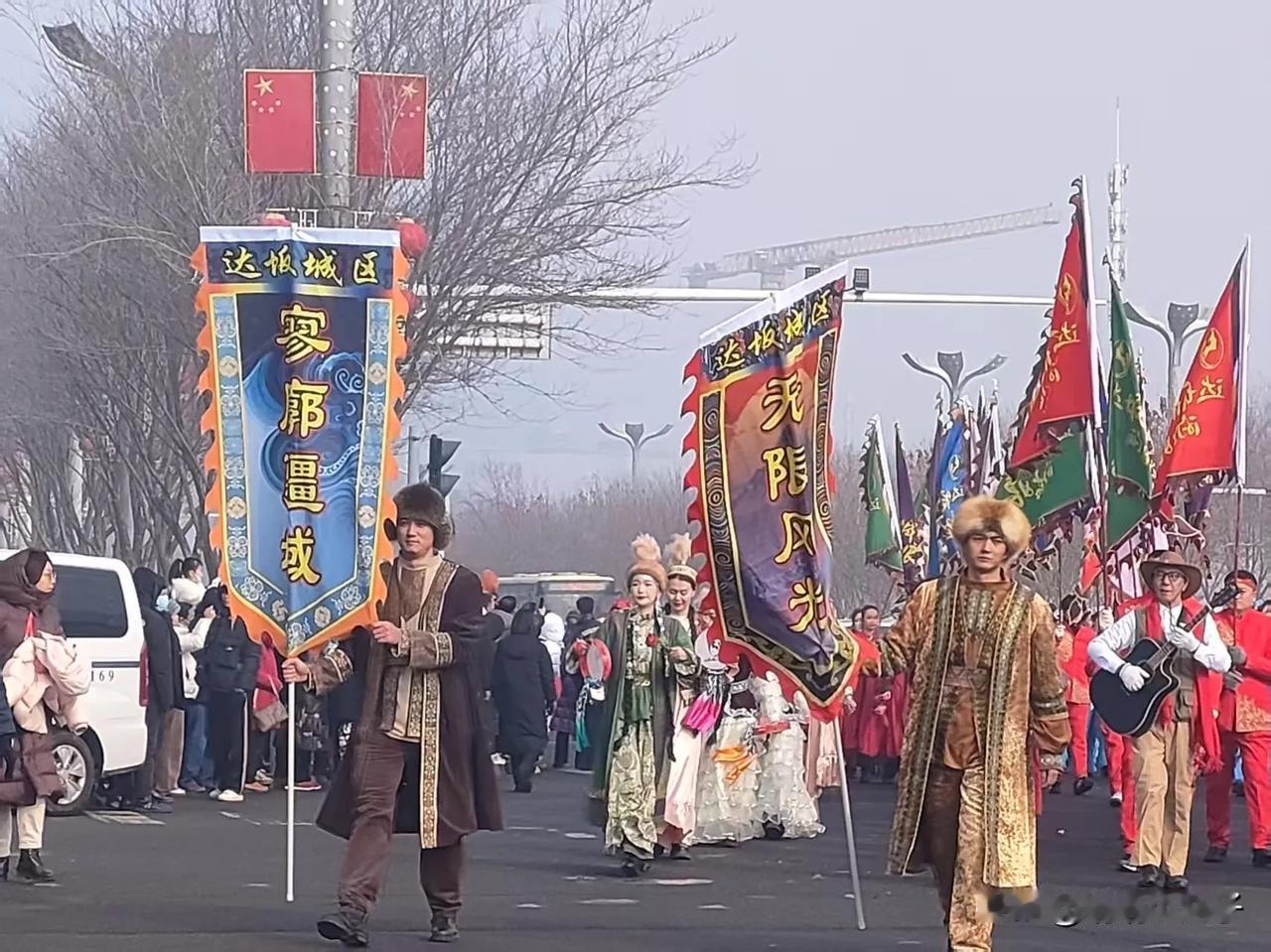 乌鲁木齐的社火来了~今天水区的凤起街可谓是人山人海，简直是太热闹了~来自西北五省