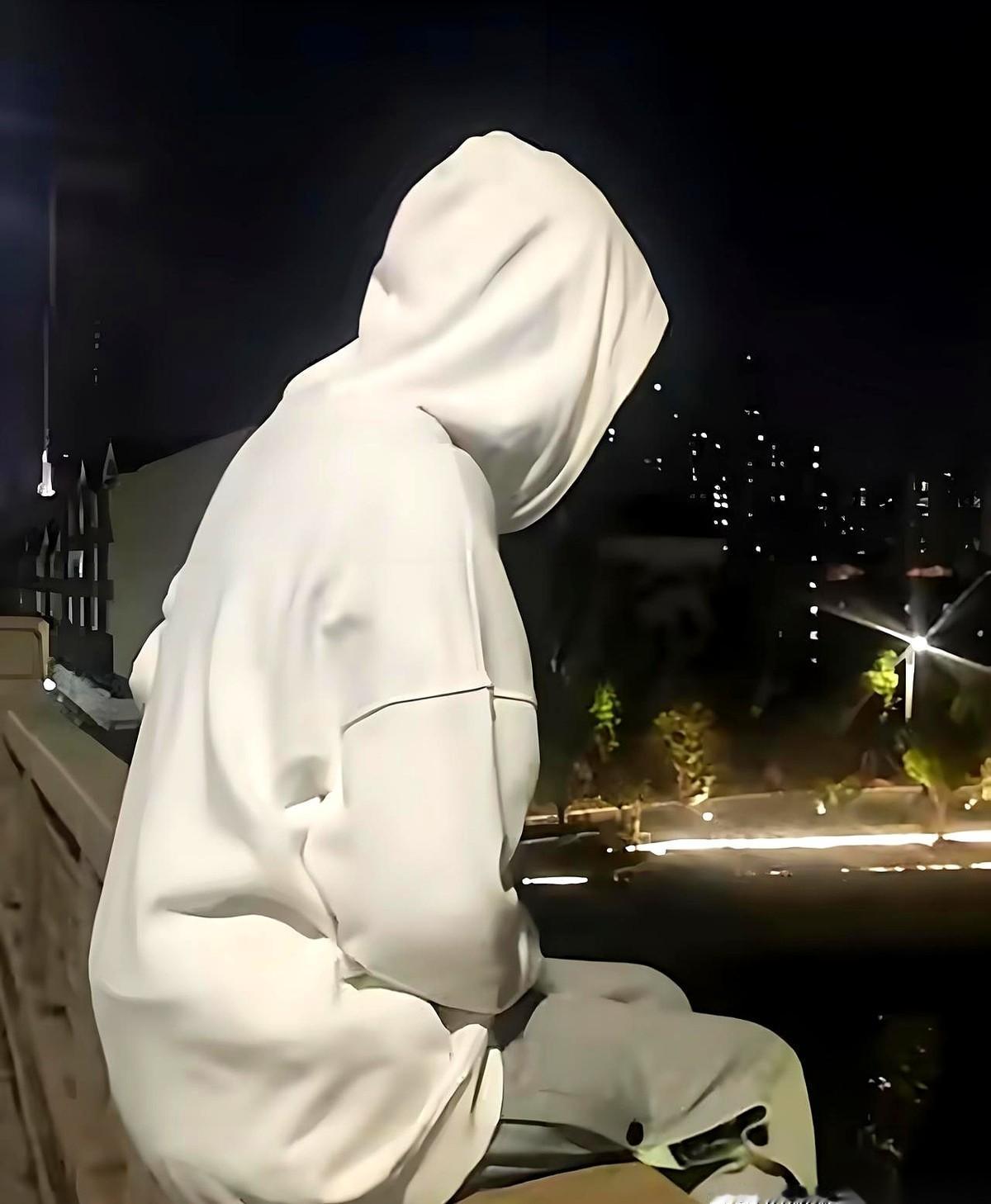 大半夜，姑娘大半个身子已经悬在江面上，准备一了百了。身后突然传来个大叔的声音：