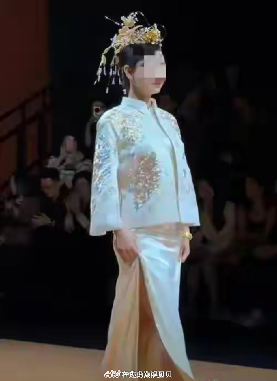 以前一直想不通时装模特为什么都是平胸，直到看了这几张照片我终于明白了