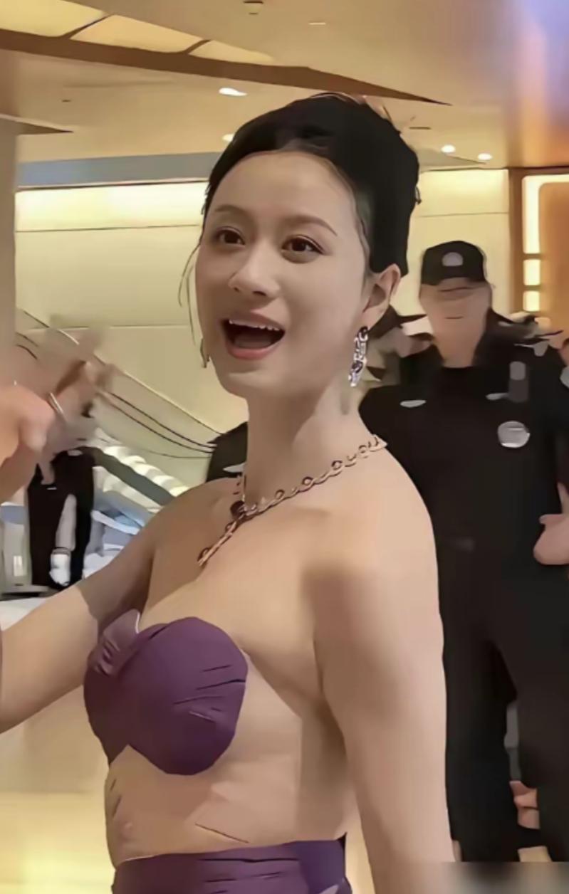 被亲儿子拉黑叫“倪虹洁”，一个人狂养5个老人，她这前半生怎么全是“坑”？亲生儿