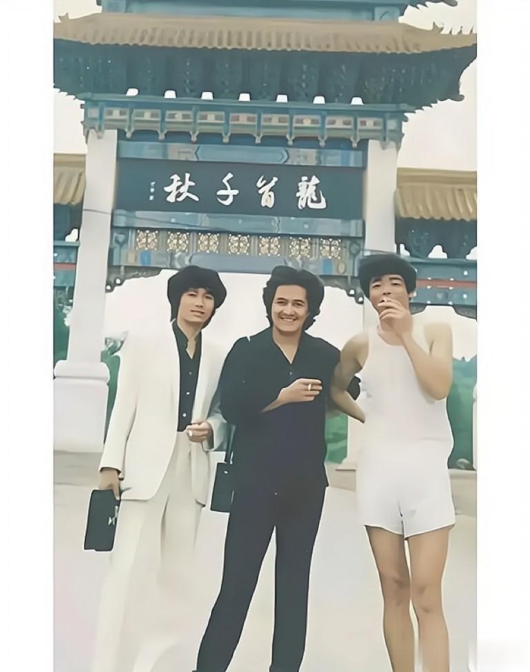 1984年，赵本山与朋友出游时的合照，当时的赵本山还只有20多岁，面对镜头露出了