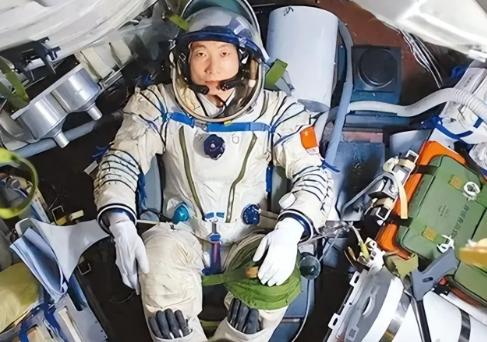 杨利伟为什么后来再也没有登天？其实，他能够活着回到地球就已经是万幸，在他攀登太空