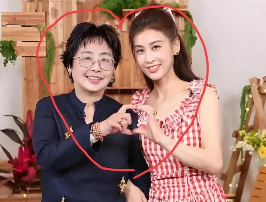 黄圣依的妈妈邓传理说：我这辈子最后悔的一件事是按照自己的喜好养大黄圣依，我真的反
