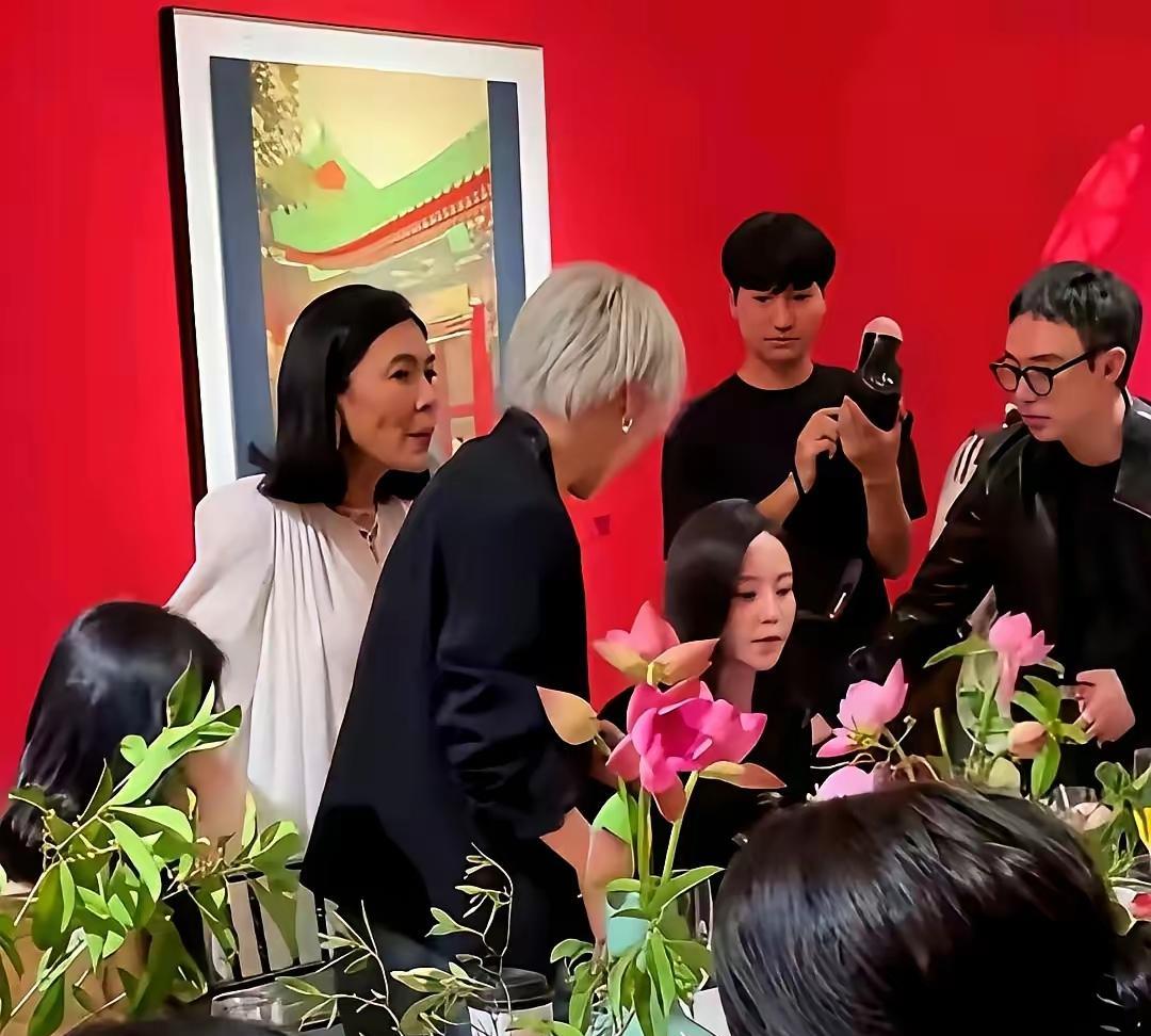 原来这就是给法国一家15口做饭的苏芒，在中国是是一个四线小演员，梦想着有一天能