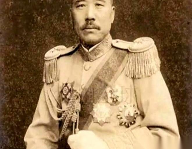 他妈在宴会上，连壳吞了个荔枝，满座都在偷笑。他一句话没说，回头就摆了一桌“荔枝