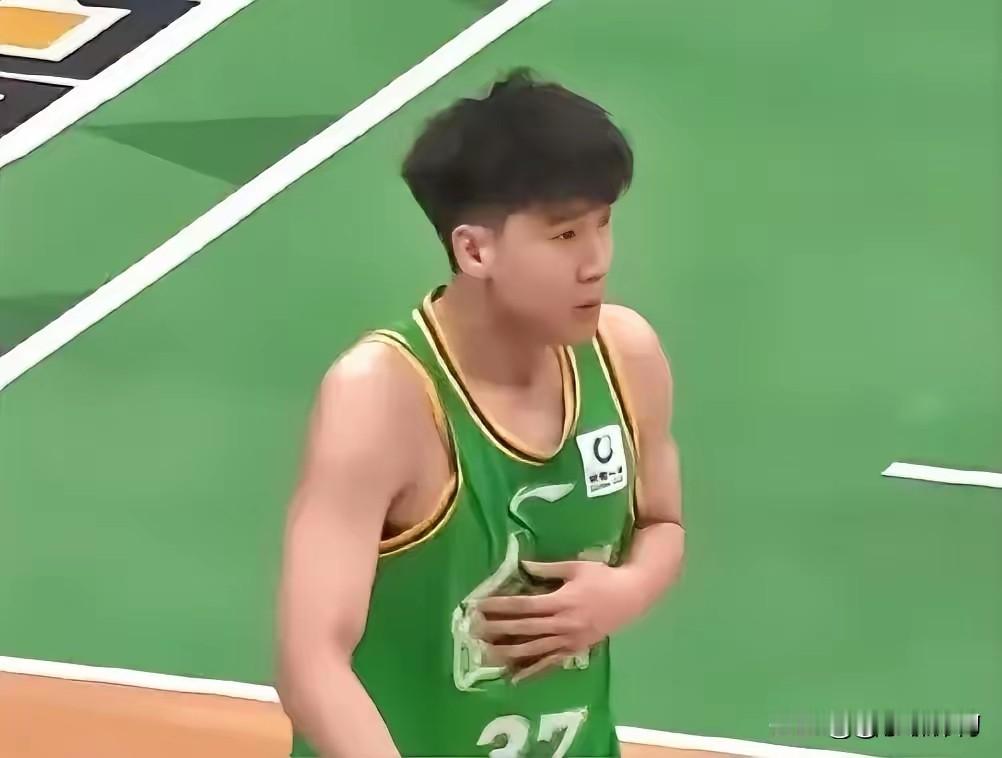 李虎翼就是辽篮年轻球员的标杆。天赋平平的李虎翼肉眼可见的涨球了，而虎子的球技绝对与刻苦训练密不可分的