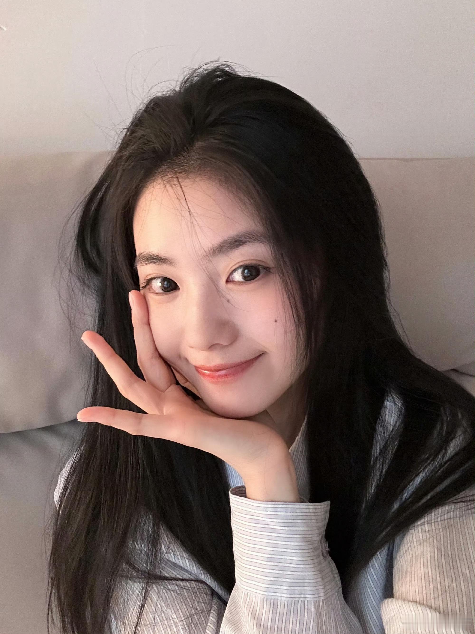 刘浩存｜新年营业更新，速来看这个可爱妹宝，双马尾太可爱了刘浩存初五迎财神自拍