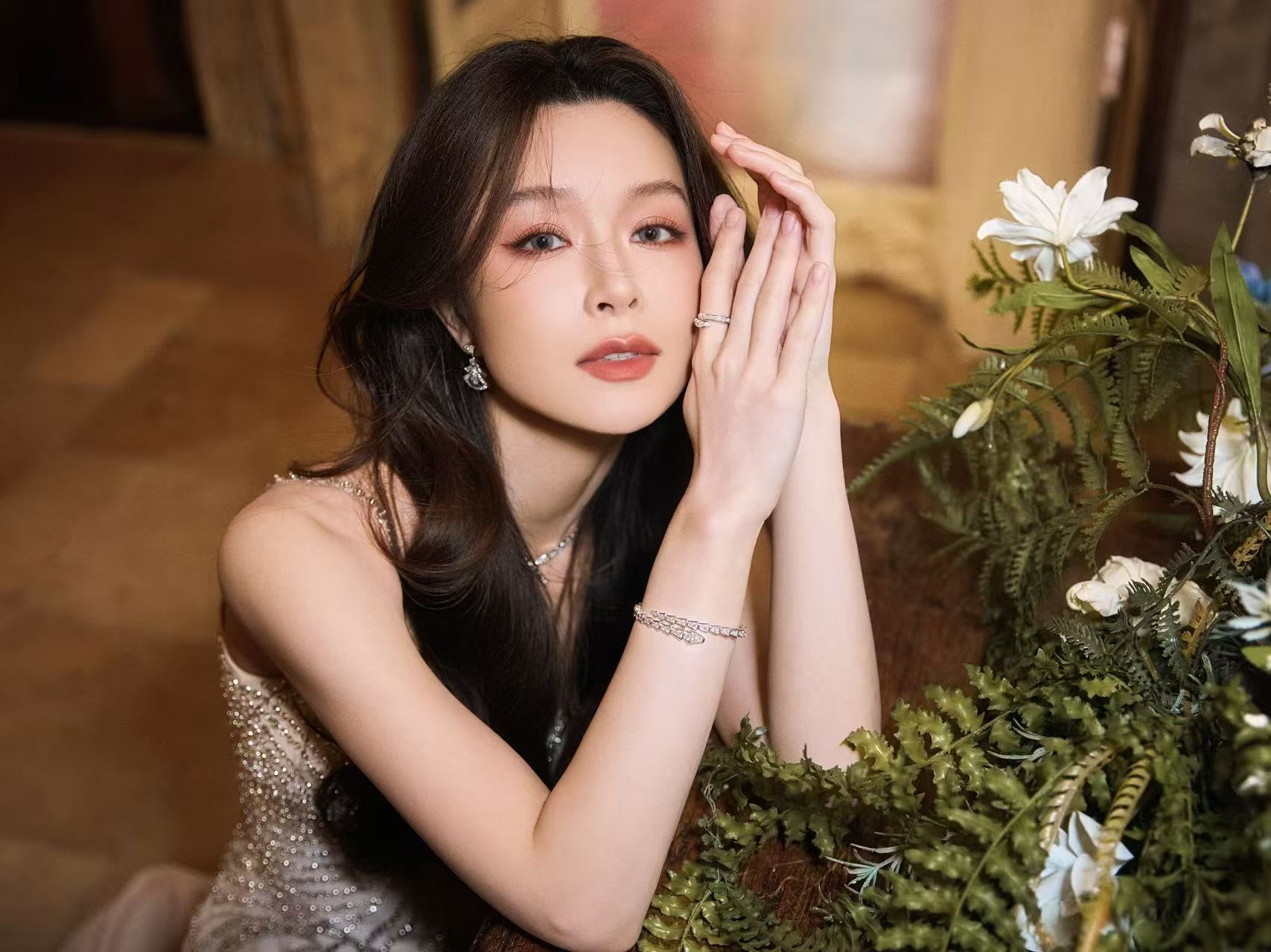 文咏珊亮片抹胸裙亮相中国电影120周年活力之夜，亮片白色抹胸裙气质满满。