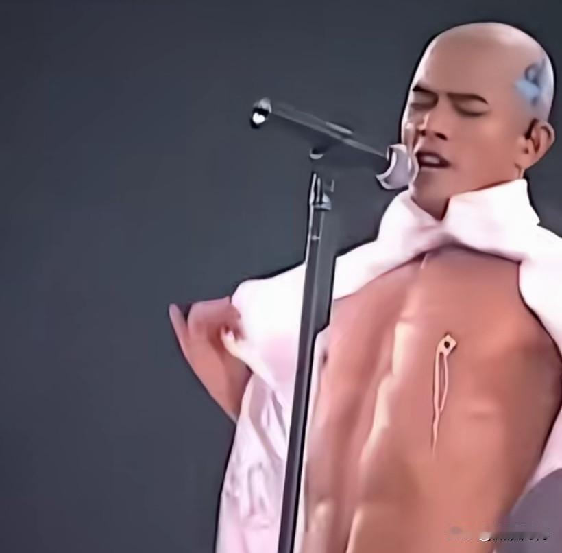 没错，这是香港“四大天王”郭富城演唱会现场。当年的港台无论是十八线歌者都统称“明
