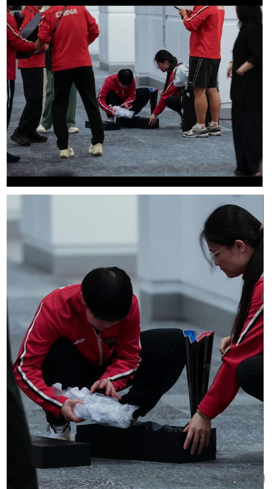 认真包奖杯的孙颖莎大满贯赛事里唯一的混双亚军奖杯。每一个奖杯都是战绩，是辛苦战