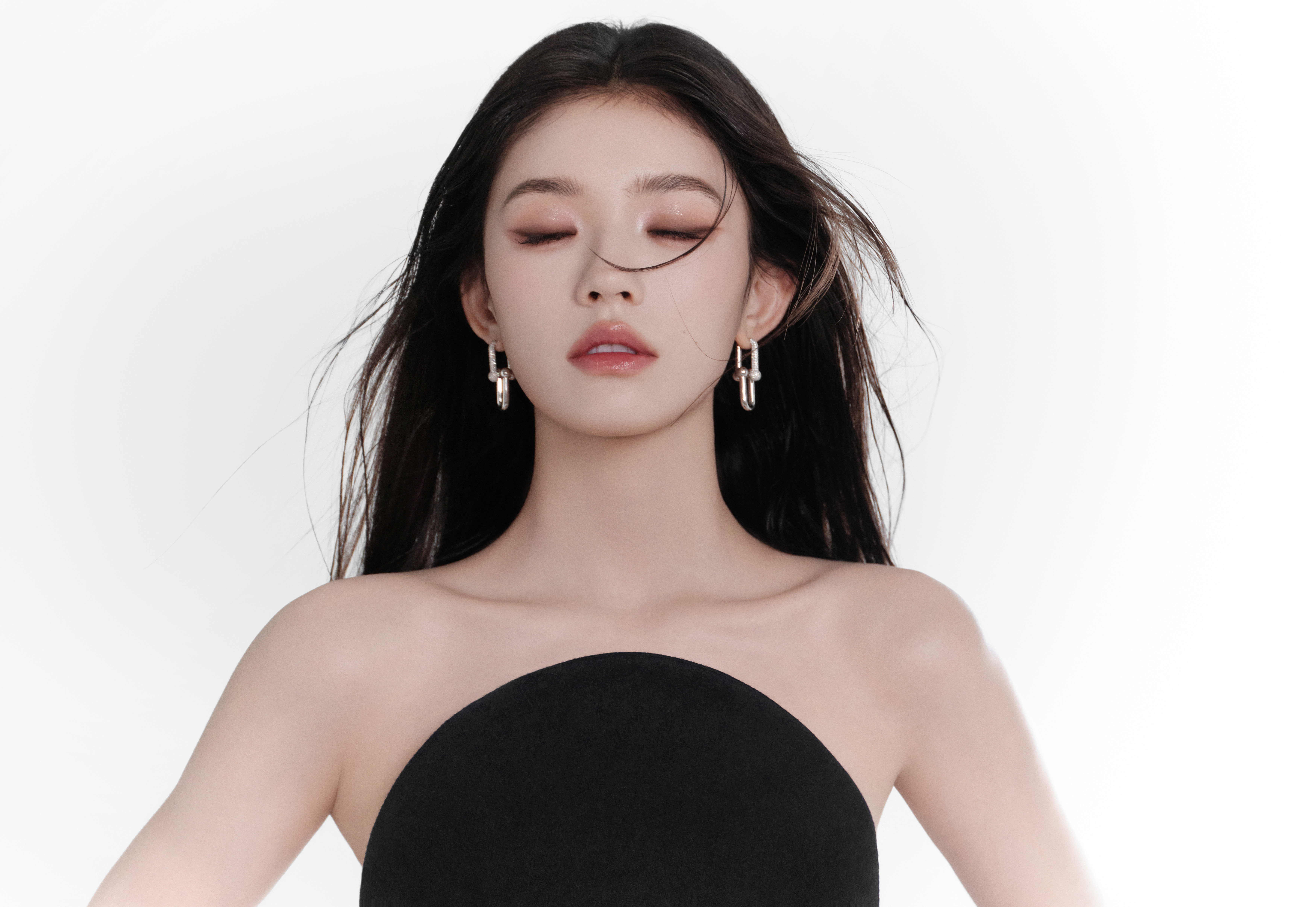 👠林允个人还是喜欢偏御姐的妆照林允坐孙怡程潇中间