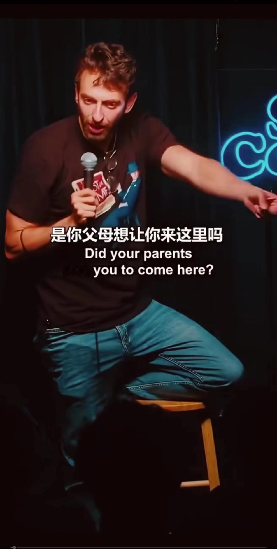 美国一档脱口秀上，主持人想打趣一个现场的华裔学生，就问这个华裔学生:“你为