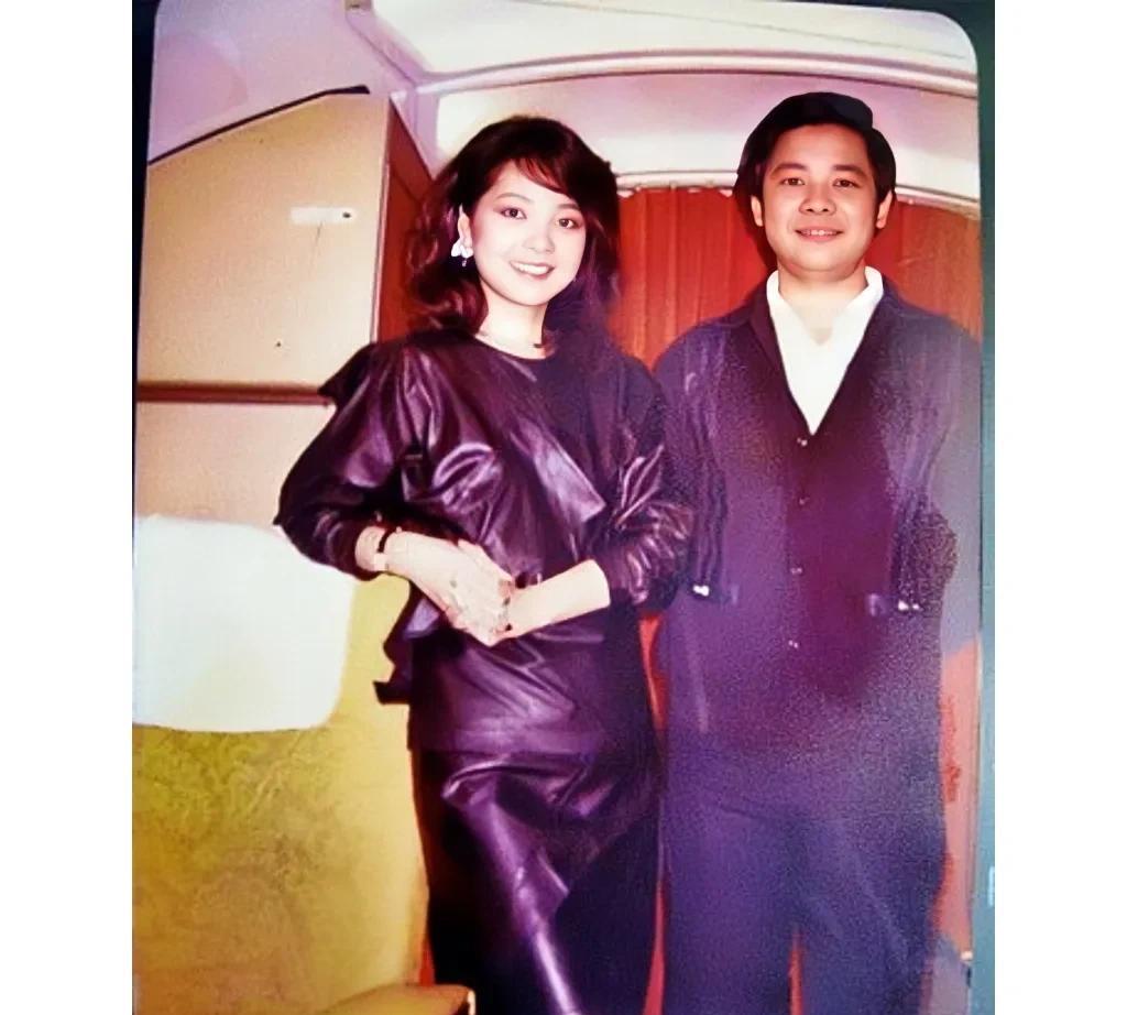 这张照片展现出了邓丽君1983年在飞机上被粉丝偶遇时的情景，那时候邓丽君三十岁，