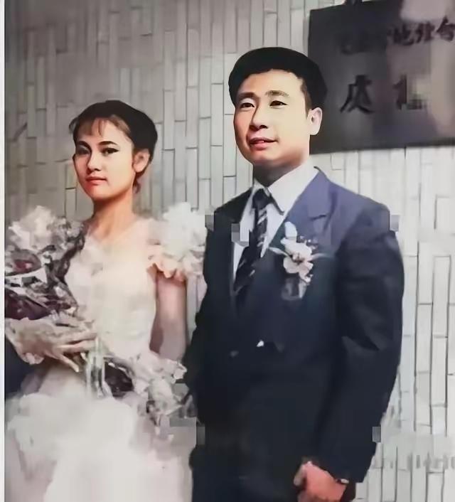 1983年，曾叛逃到台湾的飞行员王学成结婚了，在婚礼上，王学成笑得满脸灿烂，开心