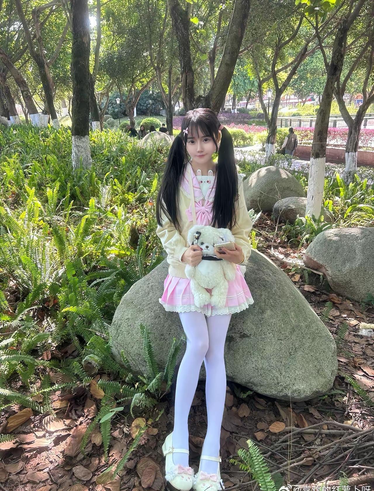 元气少女在公园的可爱瞬间🌿📸