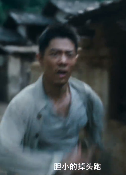 肖战新片以身为盾绝不退让肖战周依然抵头相拥镜头肖战新片以身为盾绝不退让，肖战