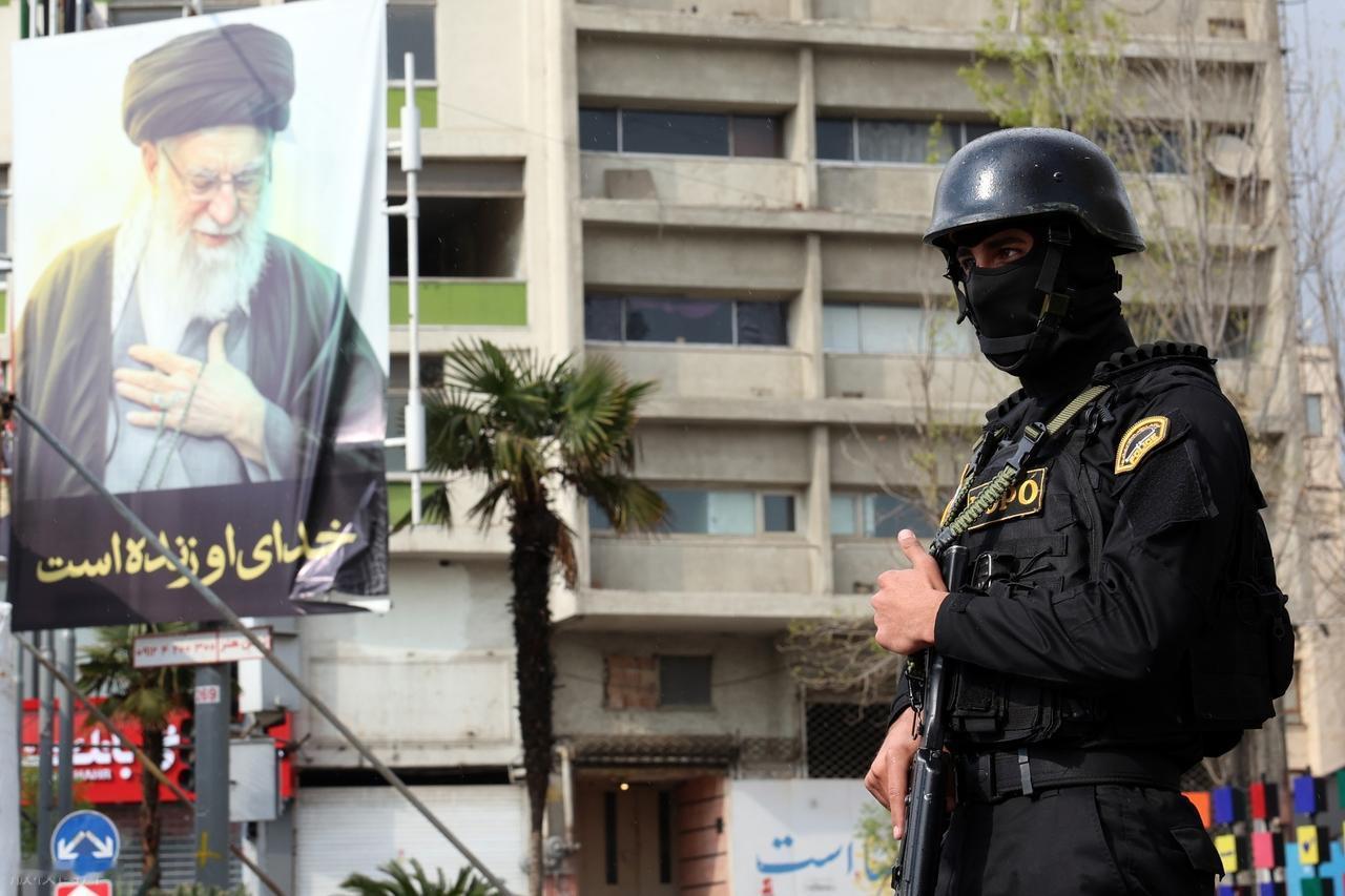 伊朗“叛国者”登场了！4月16日，据伊朗法尔斯通讯社称，首都德黑兰发生两起爆炸