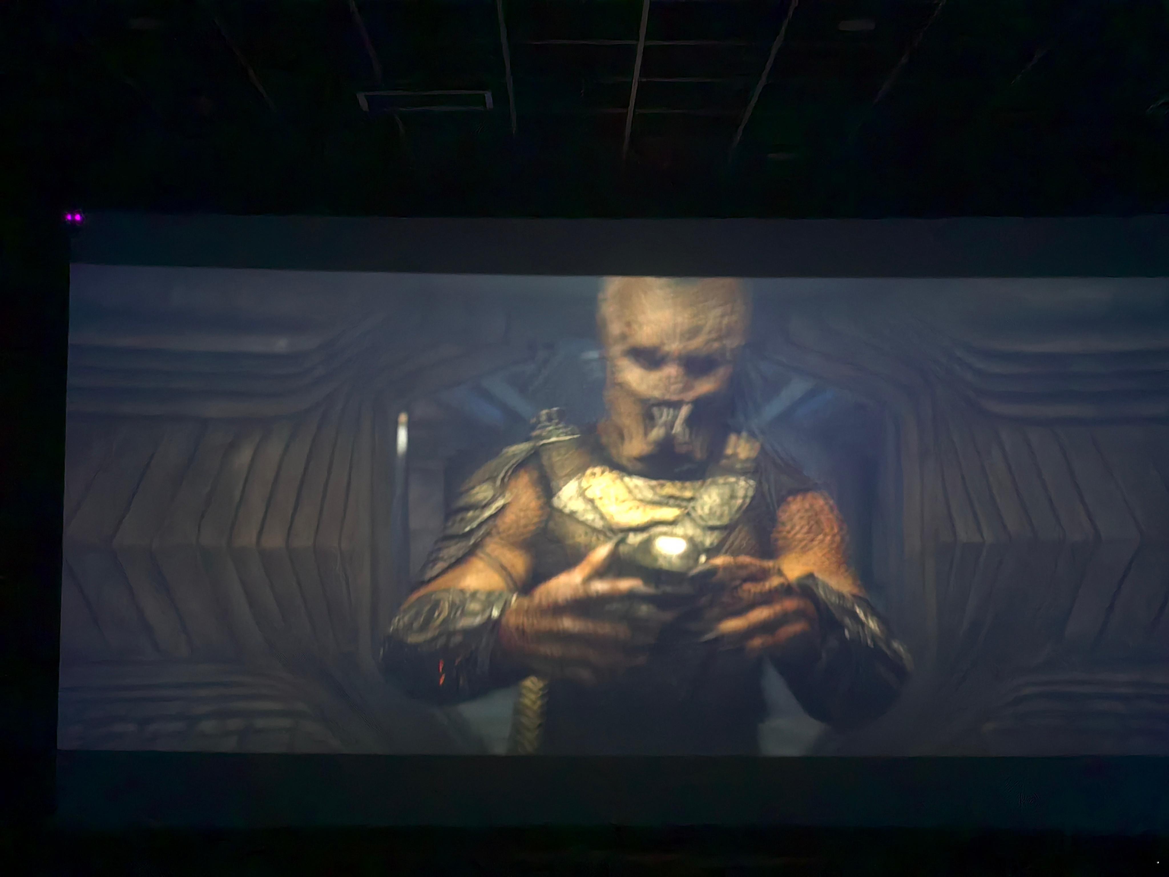 我也看了铁血战士怎么说呢，bug有点多，“崇尚强大”的怪物族人怎么哥哥突然基因突