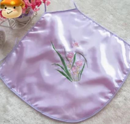 1998年，女孩小林逛古玩市场时，相中一个紫色的肚兜，最后花20元买了下来。几年