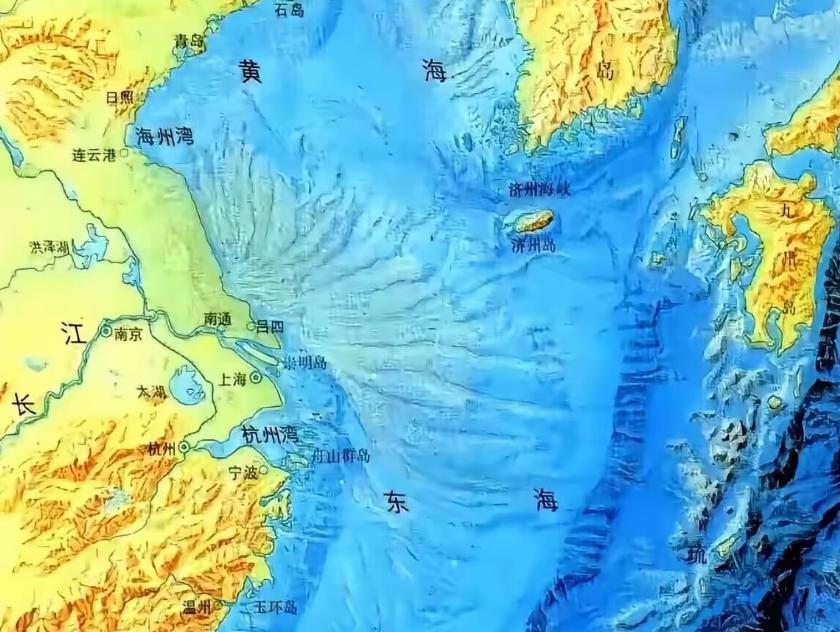 长江每年带来巨量的泥沙，不断得入海处淤积，崇明岛就是这么形成的，现在还有长兴岛、