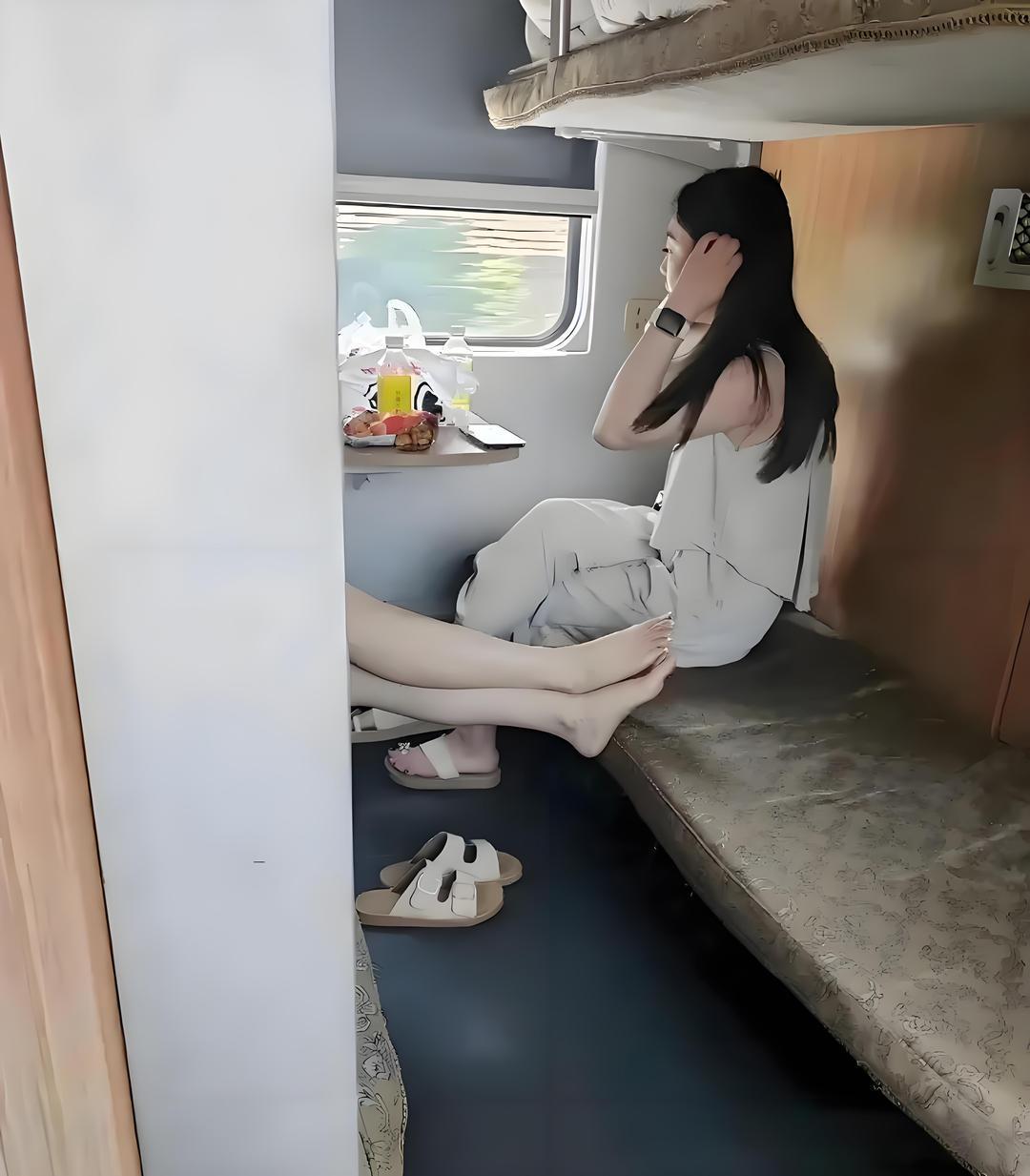 天塌了，一上车就看见了，能不能注意点。