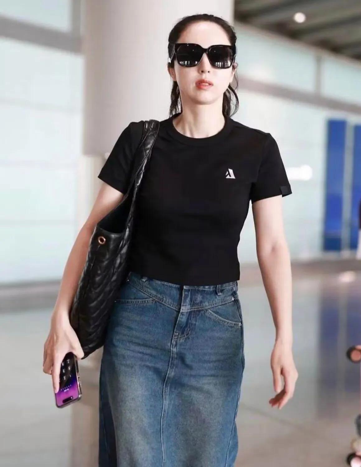 董璇这组机场图太绝了！👑黑T+牛仔长裙，简约高级。墨镜一戴，气场全开！中