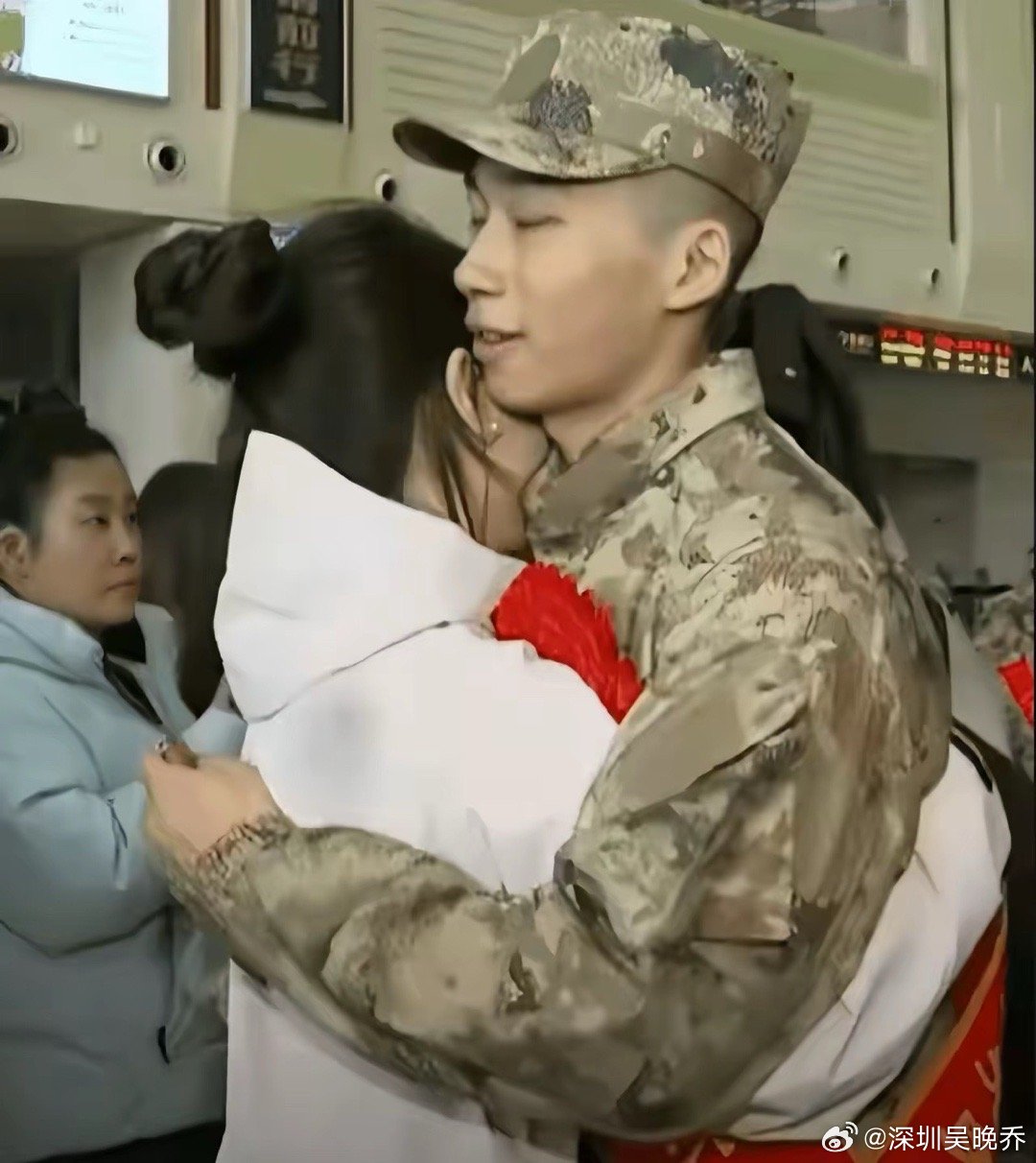 人民日报点赞！哈尔滨站台上，男孩儿的一句话让全网破防！“等我回来，给你一个家。”