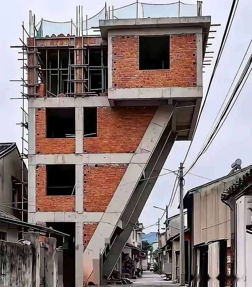 这种奇葩自建房，从建筑力学看靠谱吗？刷到这栋农村在建楼房，外侧一间屋子靠一根大